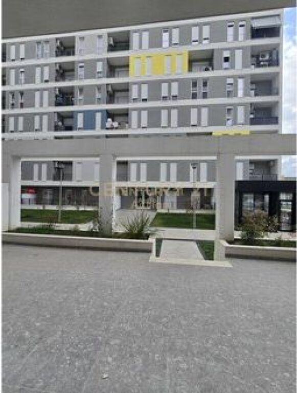 Njësi Komerciale me Qira + Verandë + 2 Poste Parkimi tek Univers City Residence