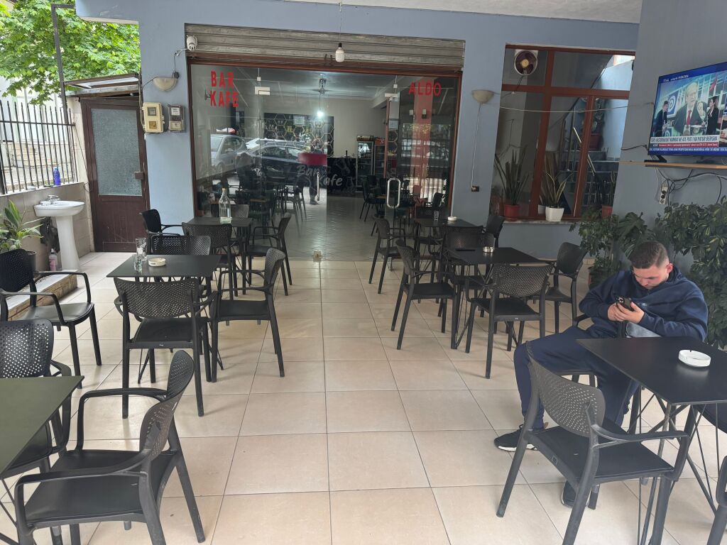 Ambient biznesi me qera në Astir.