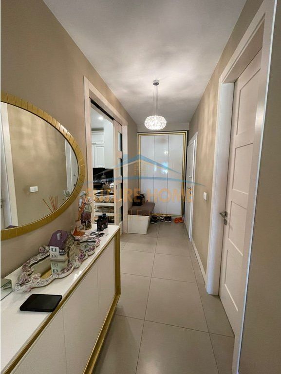 Shitet apartament 3+1+2 Komuna e Parisit