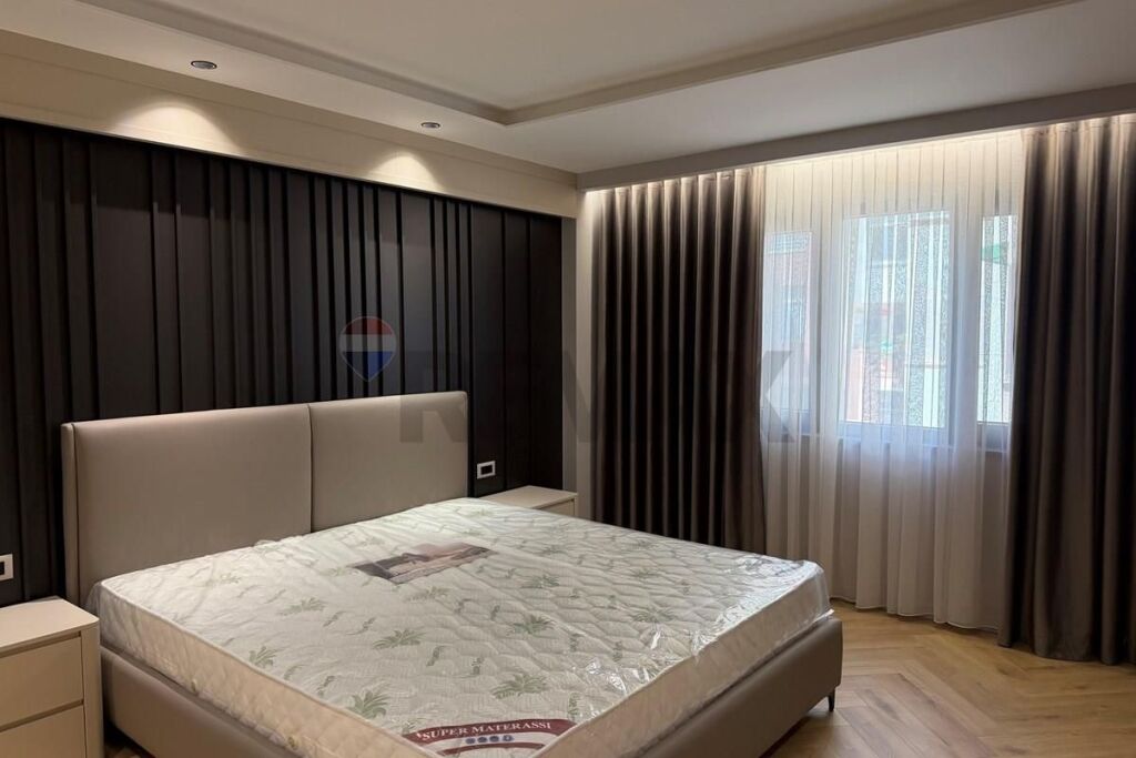 Apartament - Për Qira - Blloku, Tiranë