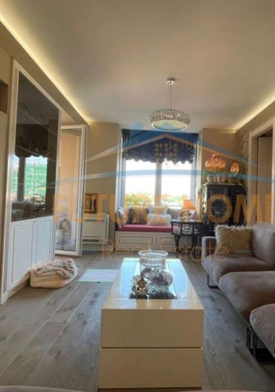 Shitet, Apartament 3+1, Komuna e Parisit, Tiranë.