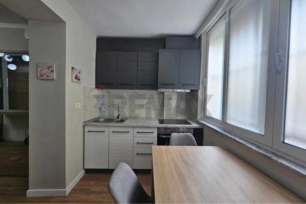 Apartament - Për Qira - Blloku, Tiranë