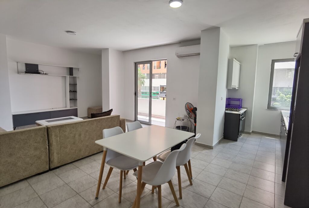 Shitet Apartament 2+1+2 prane bulevardit Migjeni ne Astir