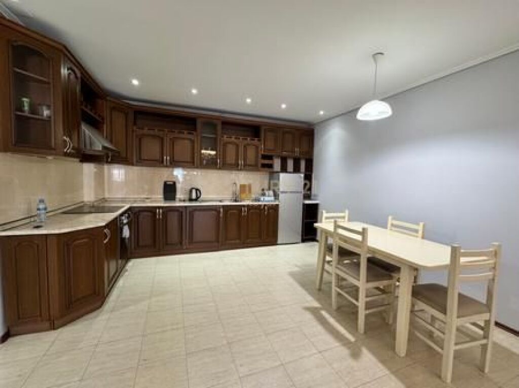 APARTAMENT ME QERA 2+1 PRANE LIQENIT ARTIFICAL TE TIRANES DHE ART TURBINA