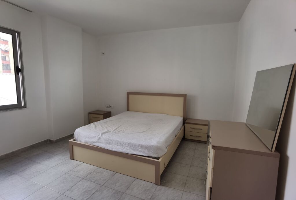 Shitet Apartament 2+1+2 prane bulevardit Migjeni ne Astir