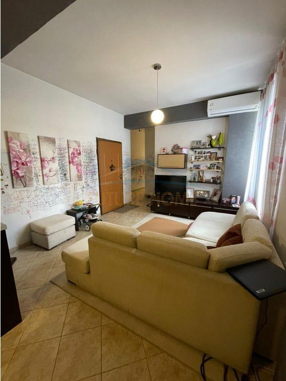 Shitet, Apartament 2+1 , Rruga e Kavajës, Tiranë