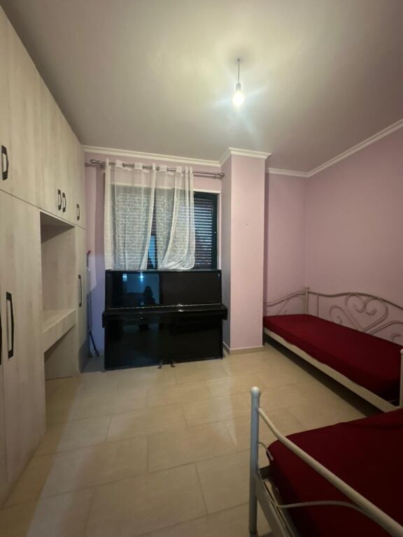 Shitet Apartament 2+1+2