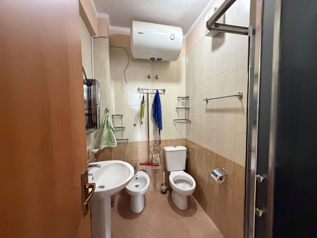 Shitet Apartament 3+1+2 te Pallati Sportit, Durres