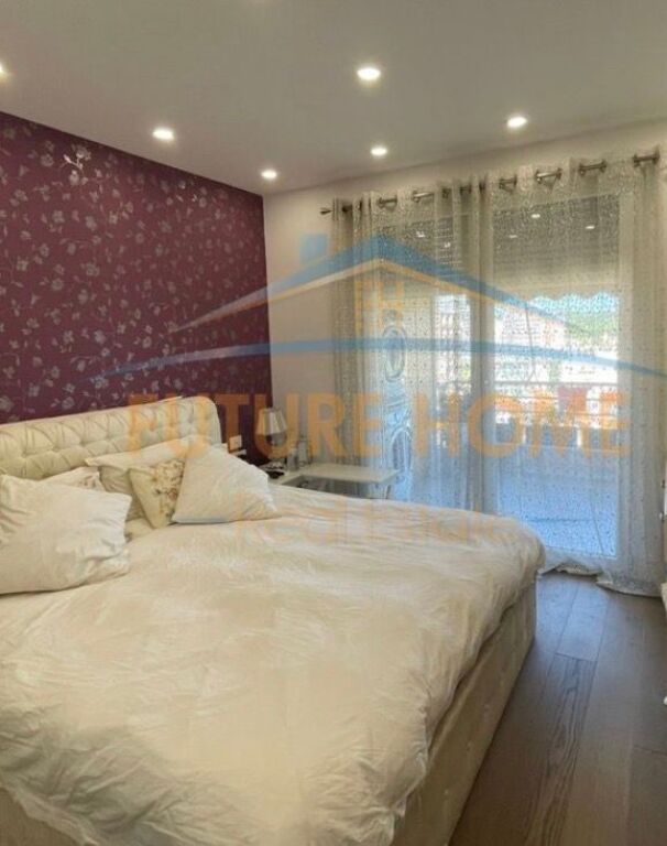 Shitet, Apartament 3+1, Komuna e Parisit, Tiranë.