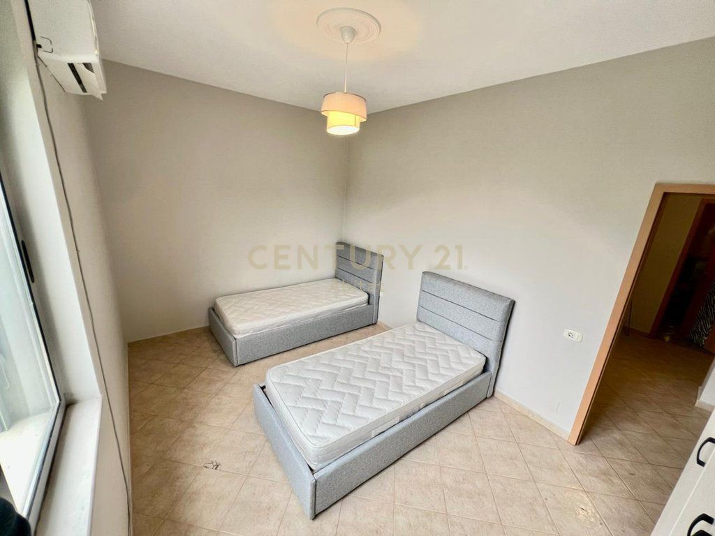 QIRA, APARTAMENT MODERN 2+1+2 me POST PARKIMI, GLOBE / RRUGA KAVAJËS