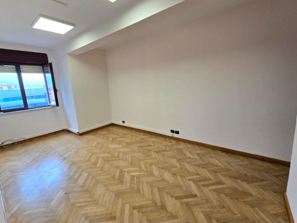 🏢 Office Space for Rent – Near Toptani Center
