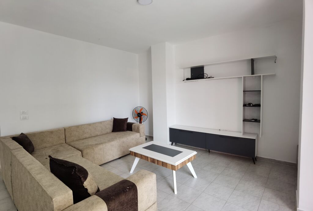 Shitet Apartament 2+1+2 prane bulevardit Migjeni ne Astir