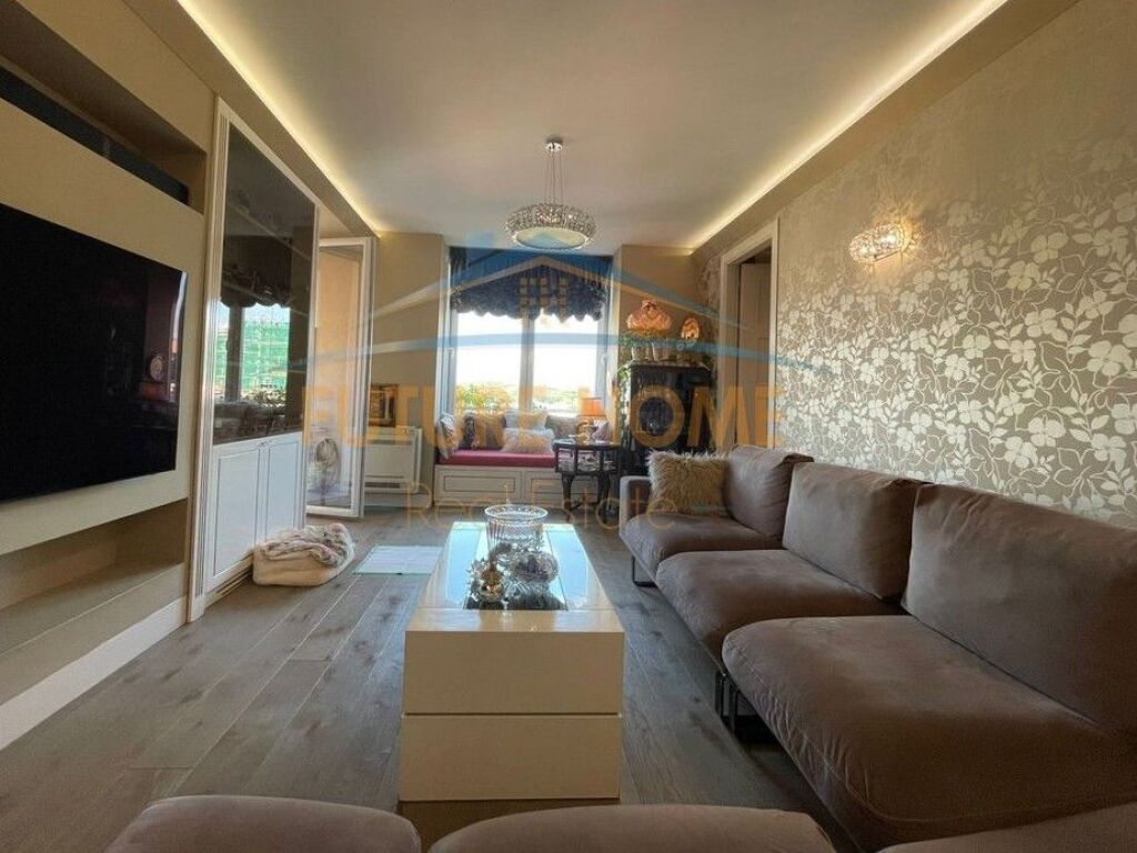 Shitet, Apartament 3+1, Komuna e Parisit, Tiranë.