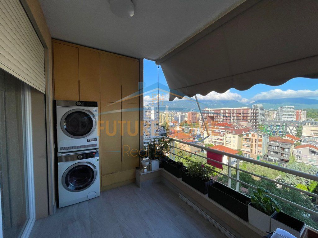 Shitet, Apartament 3+1, Komuna e Parisit, Tiranë. 366,800 €