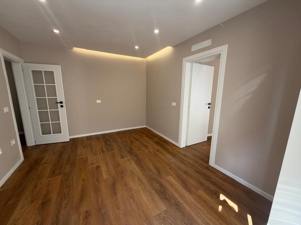 Shitet Apartament 1+1, Mine Peza