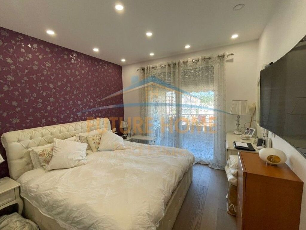 Shitet, Apartament 3+1, Komuna e Parisit, Tiranë.