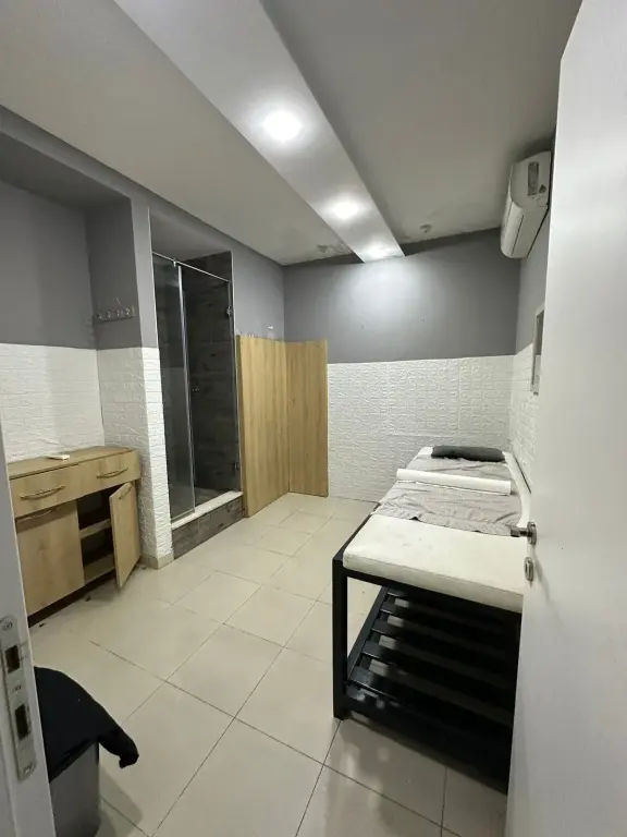 Shitet Ambjent biznesi (i investuar) prane Sheshit Wilson,sip. Totale 133 m2,kati -1,cmimi 140,000 Euro