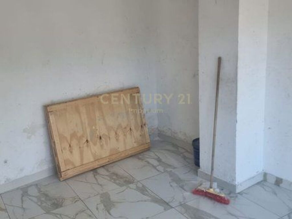 Jepet me Qera Ambient Biznesi 74 m² në Pallatet Çabej!