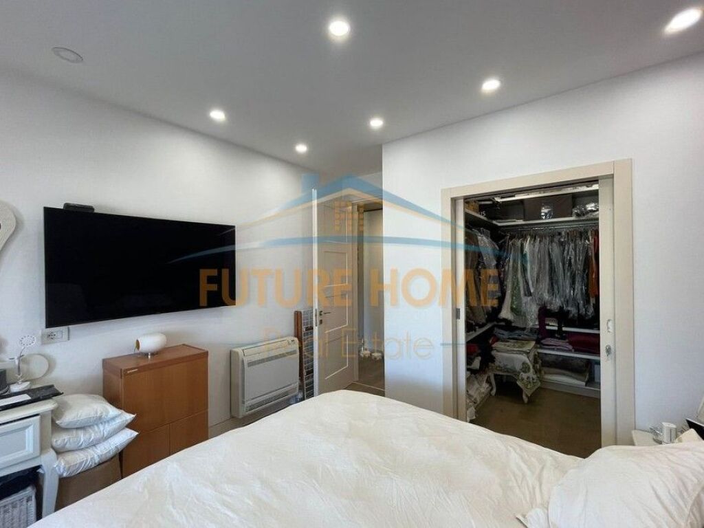 Shitet, Apartament 3+1, Komuna e Parisit, Tiranë.