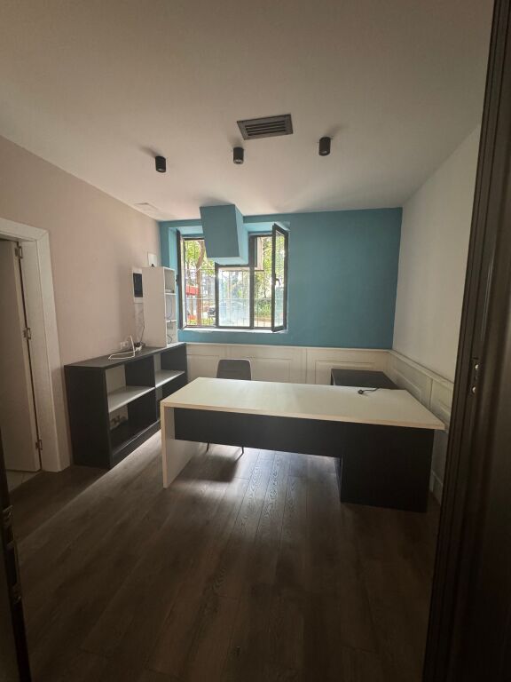 Tirane, jepet me qera ambjent biznesi, 55 m² 800 € bashke me taksat (Rruga Arkitekt Kasemi te kryqezimi i Brrylit)