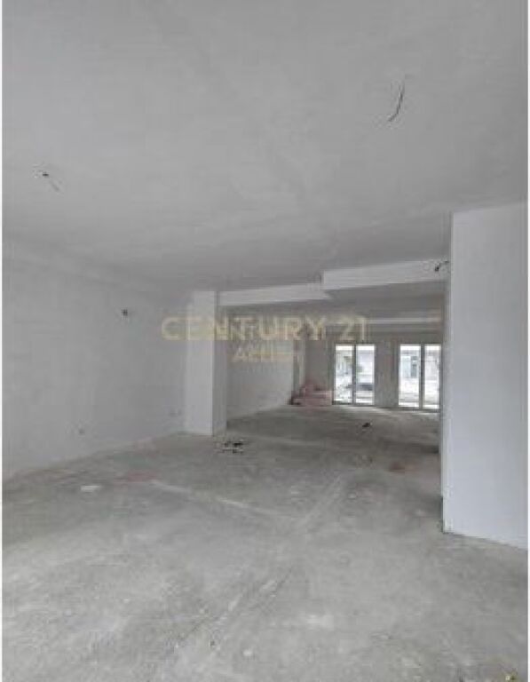 Njësi Komerciale me Qira + Verandë + 2 Poste Parkimi tek Univers City Residence