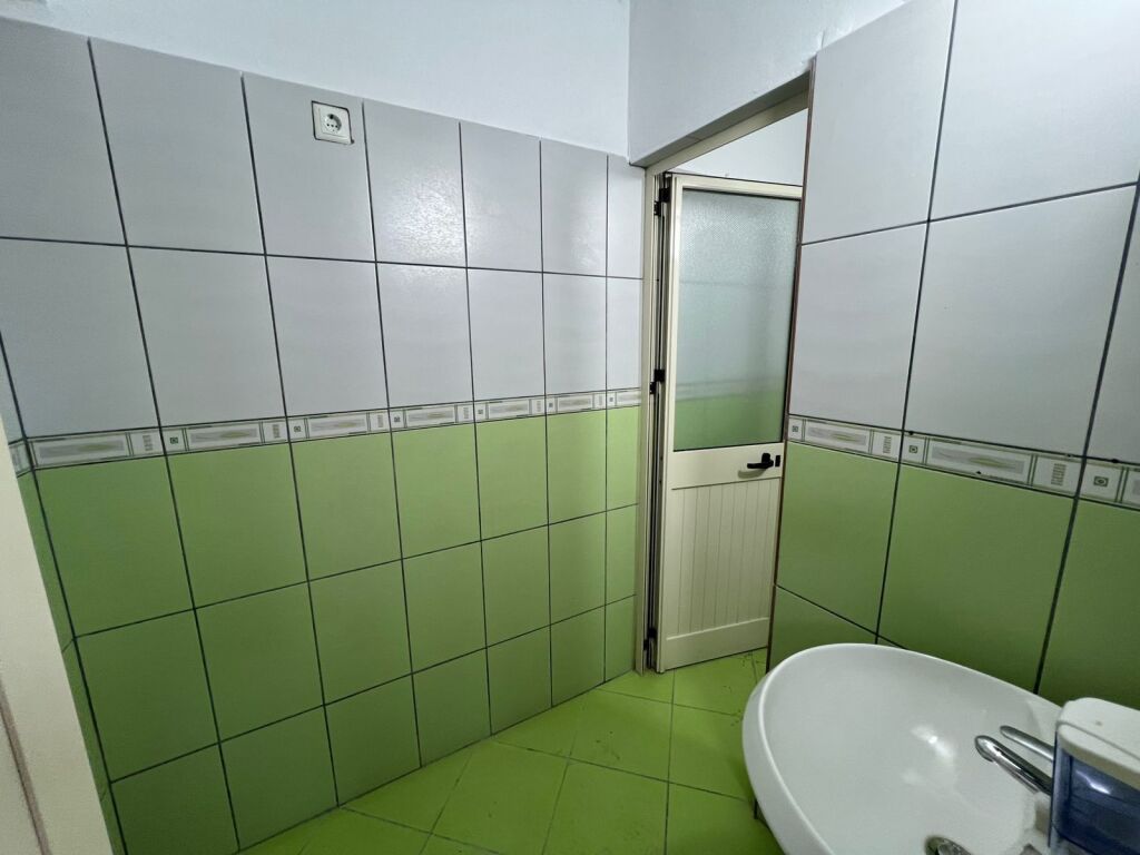 BUSINESS PREMISES FOR RENT 70 M2 NEIGHBORHOOD 17 DURRES 600 EURO