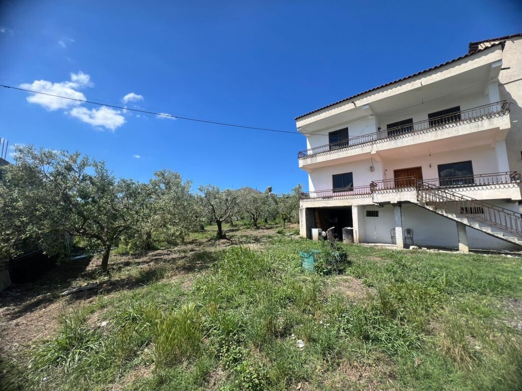 SHITET VILE 3 KATSHE + VILE 1 KATSHE PRANE RESORT VIENA DURRES 400000 EURO