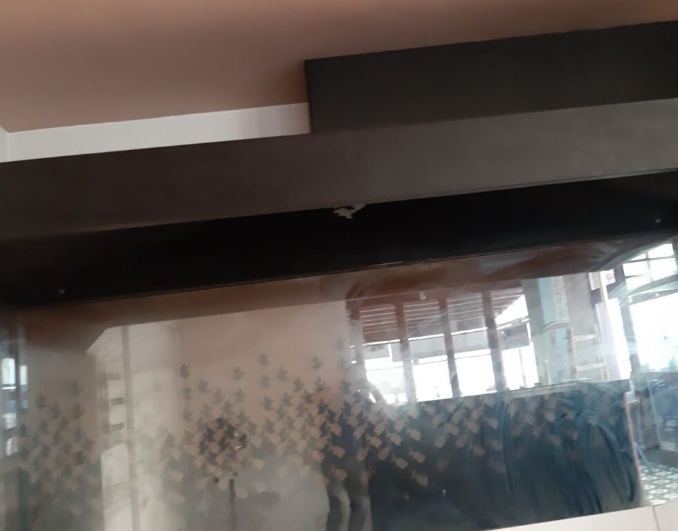 Ambient biznesi në shitje pranë Mbikalimi i Komunës së Parisit, në një nga zonat më të kërkuara dhe me qarkullim të lartë në Tirana.