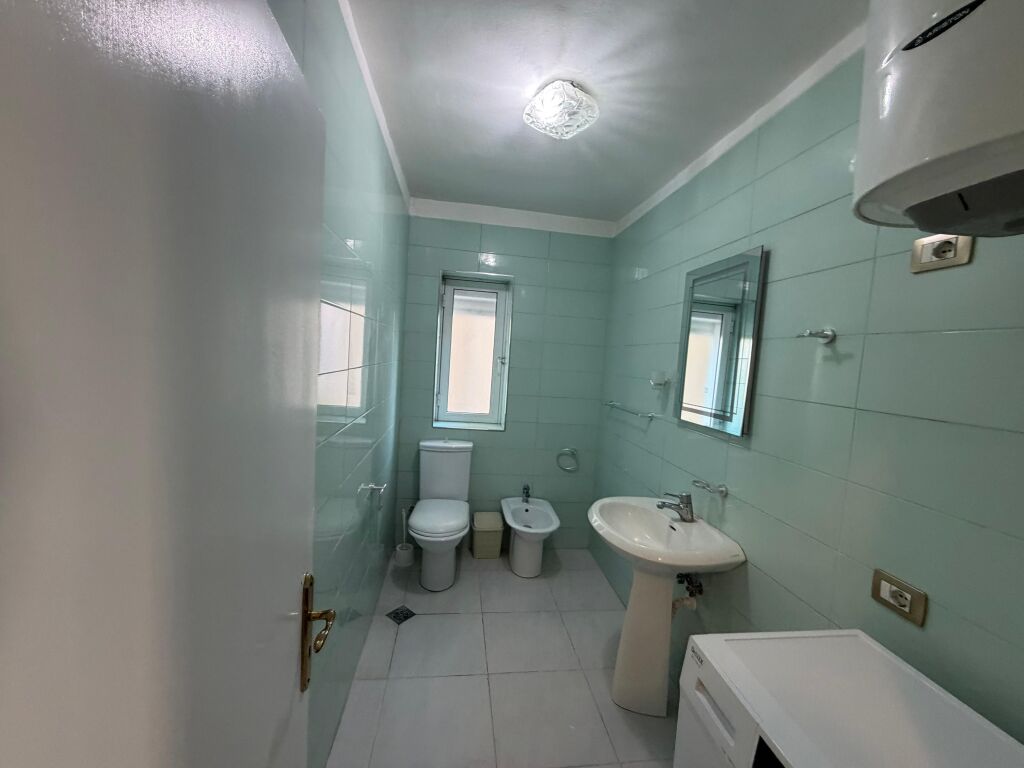 Shitet Apartament 2+1+2 te Muzeumi, Durres