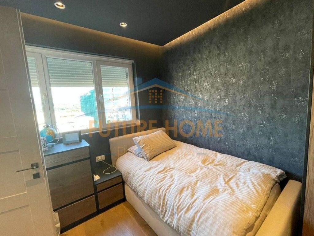 Shitet, Apartament 3+1, Komuna e Parisit, Tiranë.