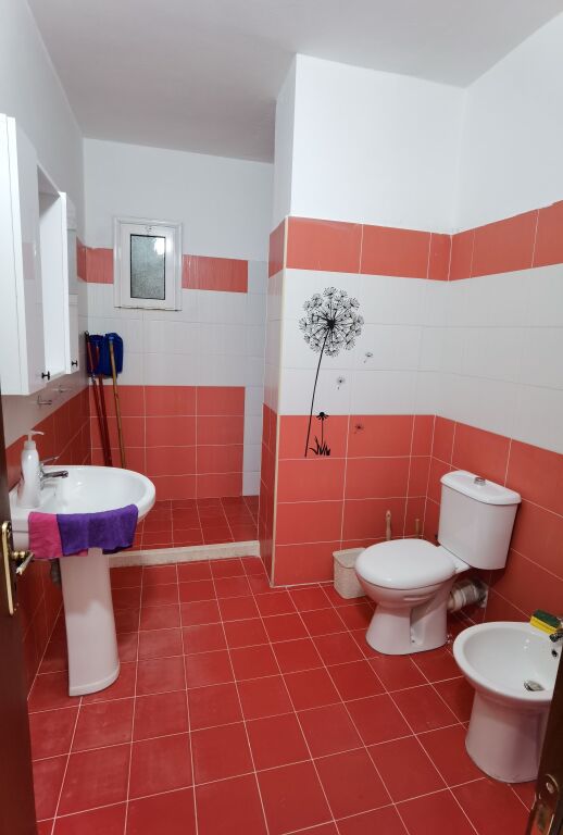 Shitet Apartament 2+1+2 prane bulevardit Migjeni ne Astir