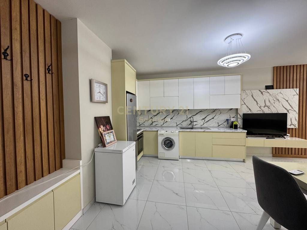 JAPIM ME QIRA APARTAMENT 2+1+ POST PARKIMI PRANE PROKURORISE