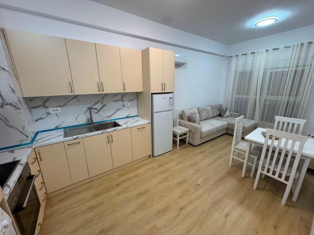 🏠 Appartamento 1+1 in affitto  📍 Indirizzo: Complesso Kadiu💰 Prezzo: 40.000 lek/mese