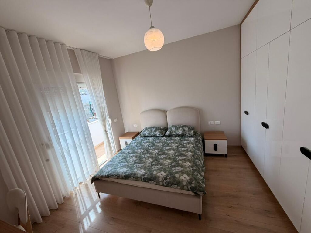 Jepet me Qera Apartament 2+1 ne Qender te Durresit!