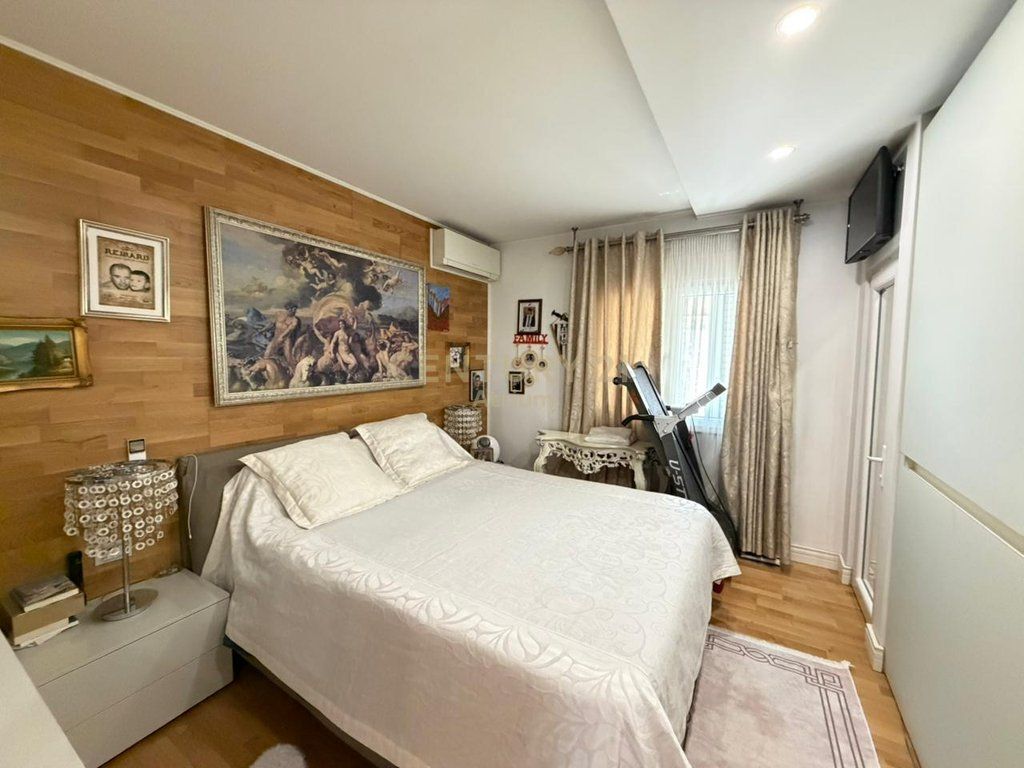 APARTAMENT NE SHITJE 3+1+2+GARAZH+DEPO, NE KOMUNEN E PARISIT PRANE LOG IN BAR!
