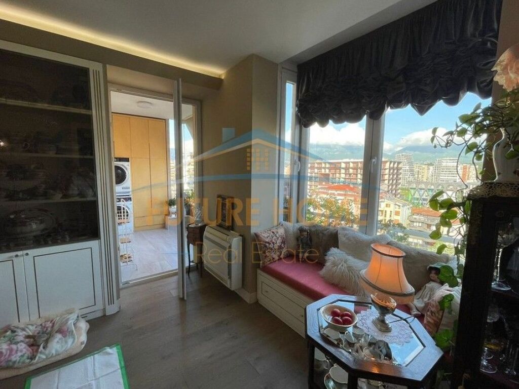 Shitet, Apartament 3+1, Komuna e Parisit, Tiranë.