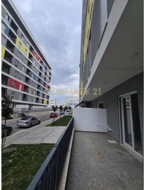 Njësi Komerciale me Qira + Verandë + 2 Poste Parkimi tek Univers City Residence