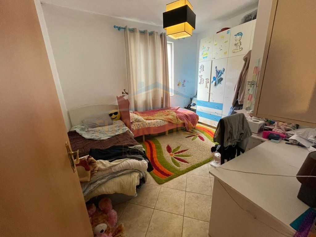 Shitet, Apartament 2+1 , Rruga e Kavajës, Tiranë
