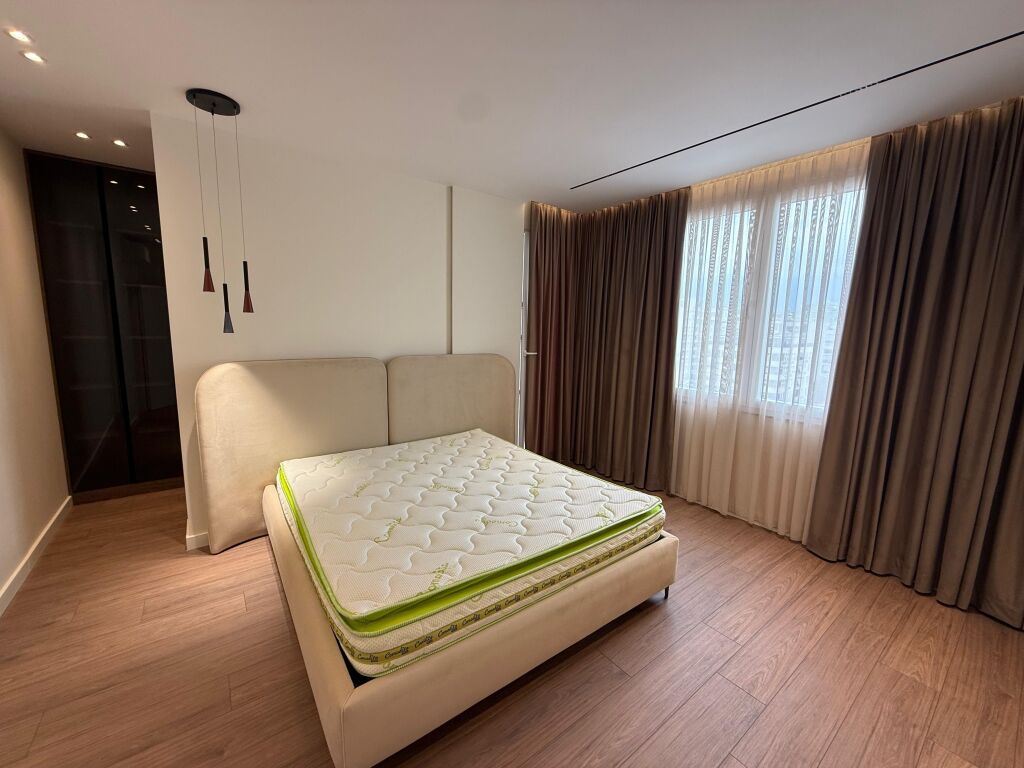 Jepet me qira apartament 2+1+2+post parkimi  prane Sheshit  Wilson's!