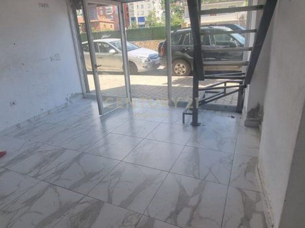 Jepet me Qera Ambient Biznesi 74 m² në Pallatet Çabej!