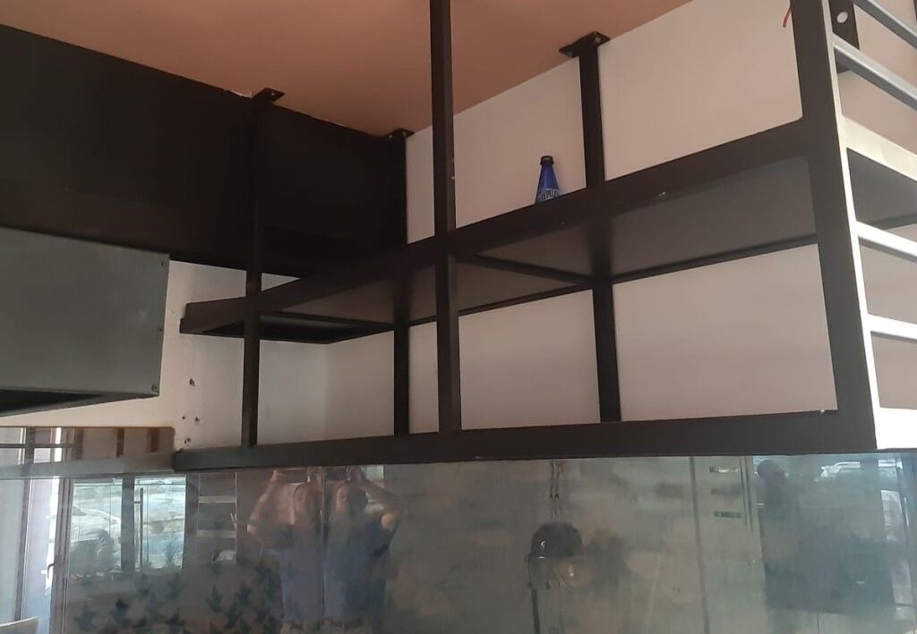 Ambient biznesi në shitje pranë Mbikalimi i Komunës së Parisit, në një nga zonat më të kërkuara dhe me qarkullim të lartë në Tirana.