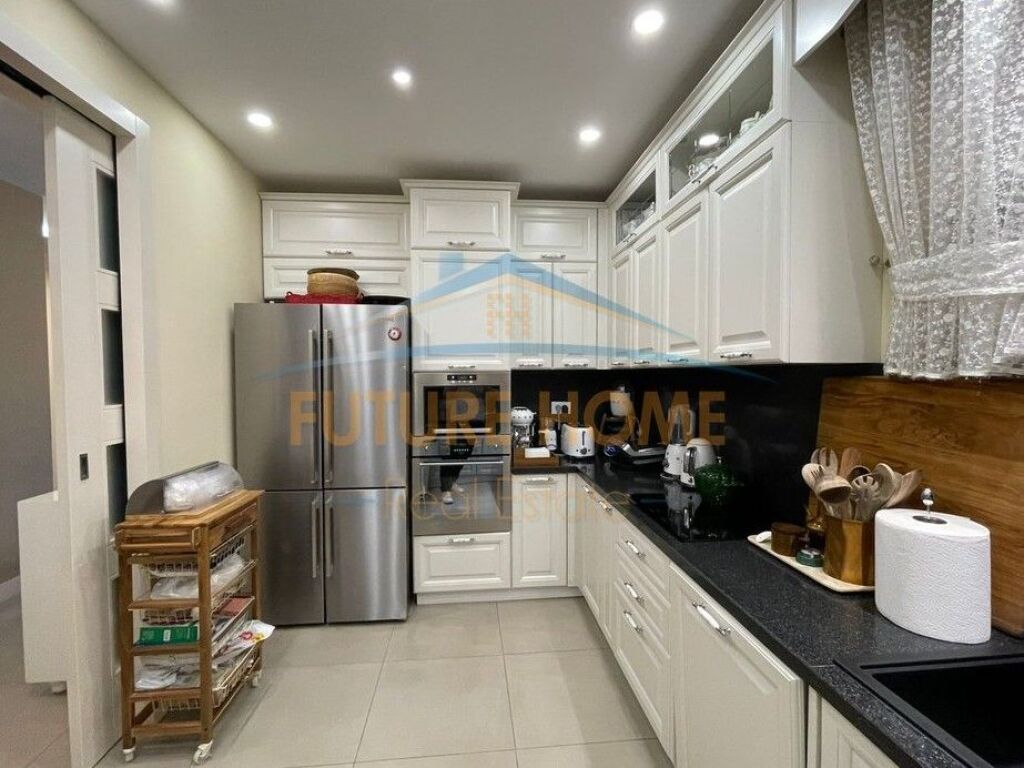 Shitet, Apartament 3+1, Komuna e Parisit, Tiranë.