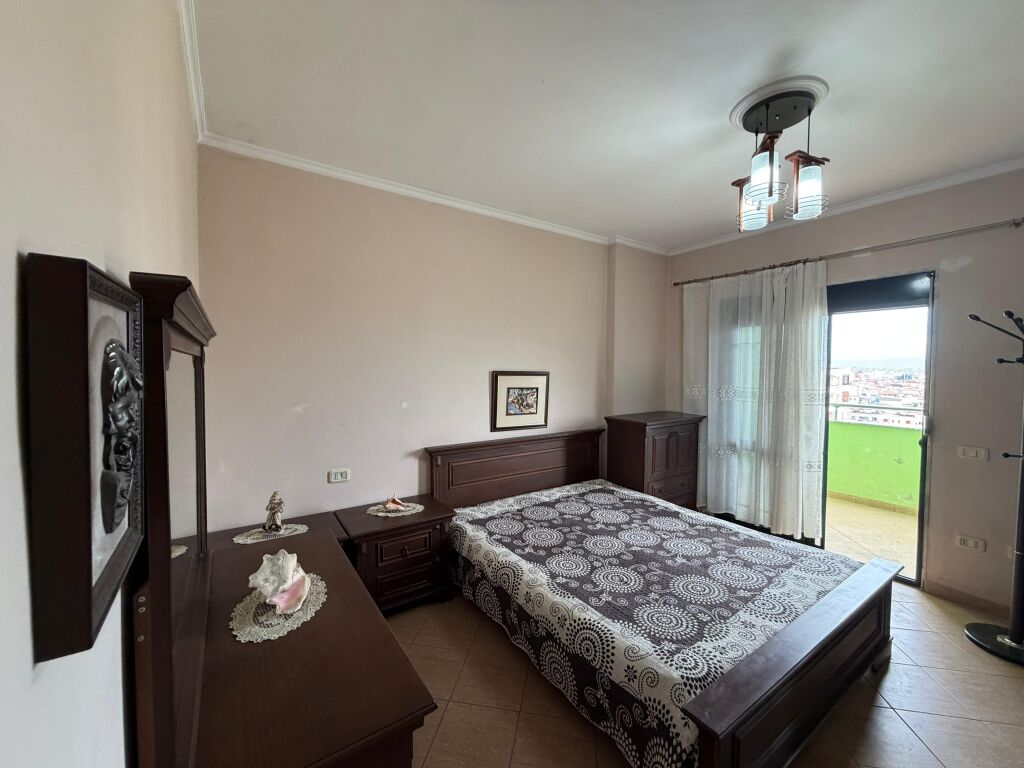 Shitet Apartament 3+1+2 te Pallati Sportit, Durres