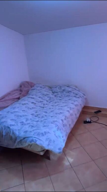 🏢Ne zonen e Rr.Durresit,prane Bllokut te Ambasadave jepet me qera apartament1+1,i mobiluar 40,000Leke