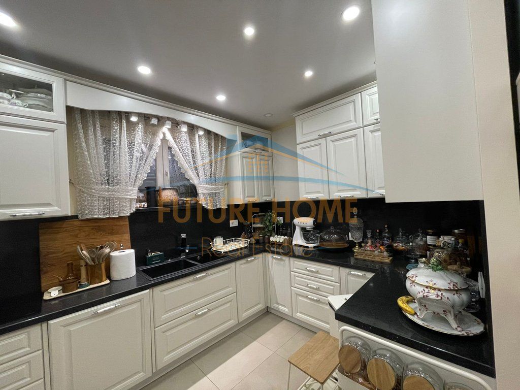 Shitet, Apartament 3+1, Komuna e Parisit, Tiranë. 366,800 €