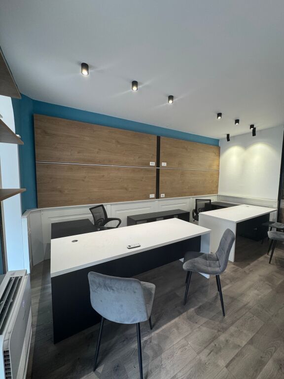 Tirane, jepet me qera ambjent biznesi, 55 m² 800 € bashke me taksat (Rruga Arkitekt Kasemi te kryqezimi i Brrylit)