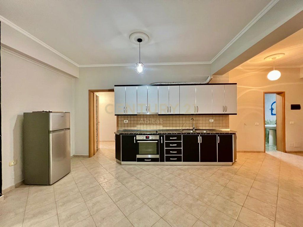QIRA, APARTAMENT MODERN 2+1+2 me POST PARKIMI, GLOBE / RRUGA KAVAJËS