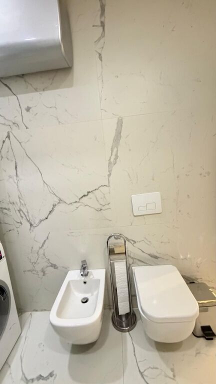 🏡 Shitet Apartament 2+1 – Komuna e Parisit (Pallatet Arabe)