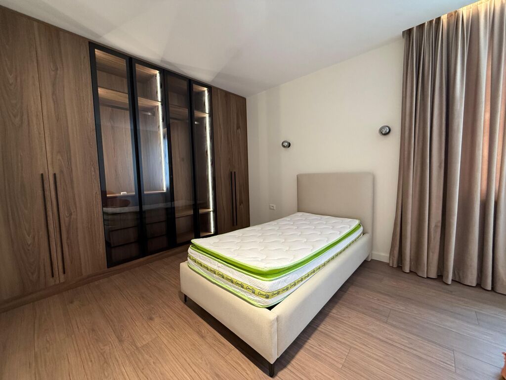 Jepet me qira apartament 2+1+2+post parkimi  prane Sheshit  Wilson's!