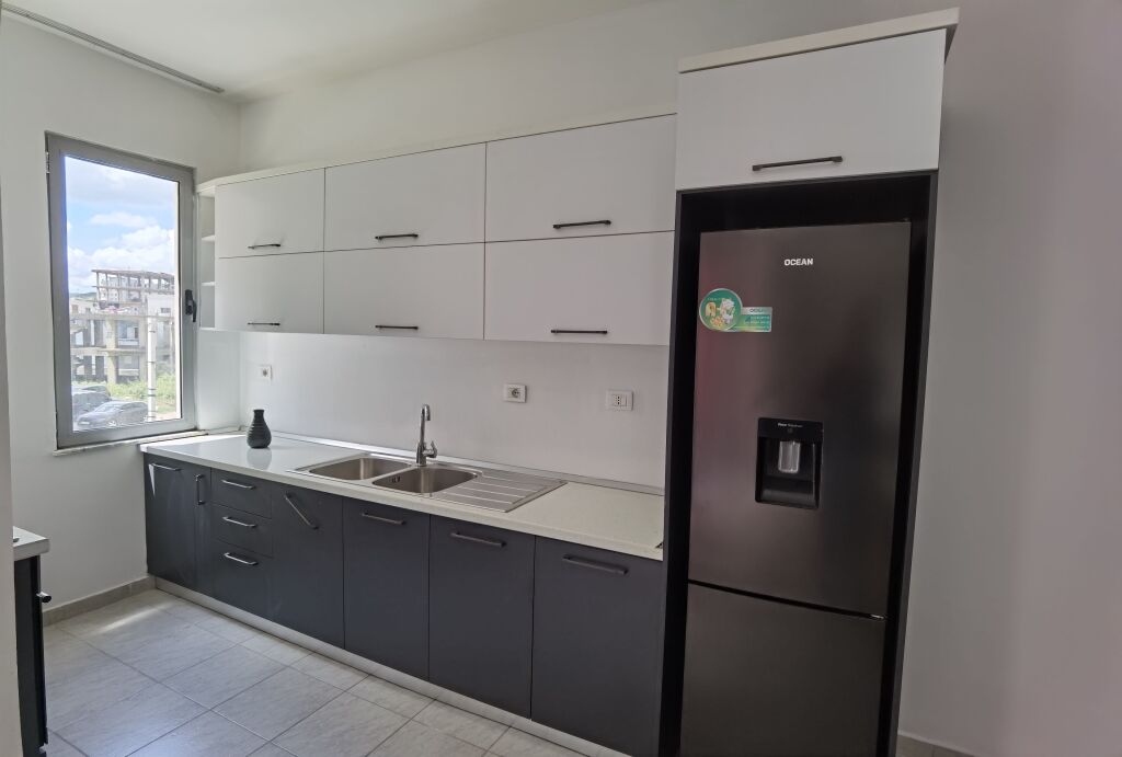 Shitet Apartament 2+1+2 prane bulevardit Migjeni ne Astir